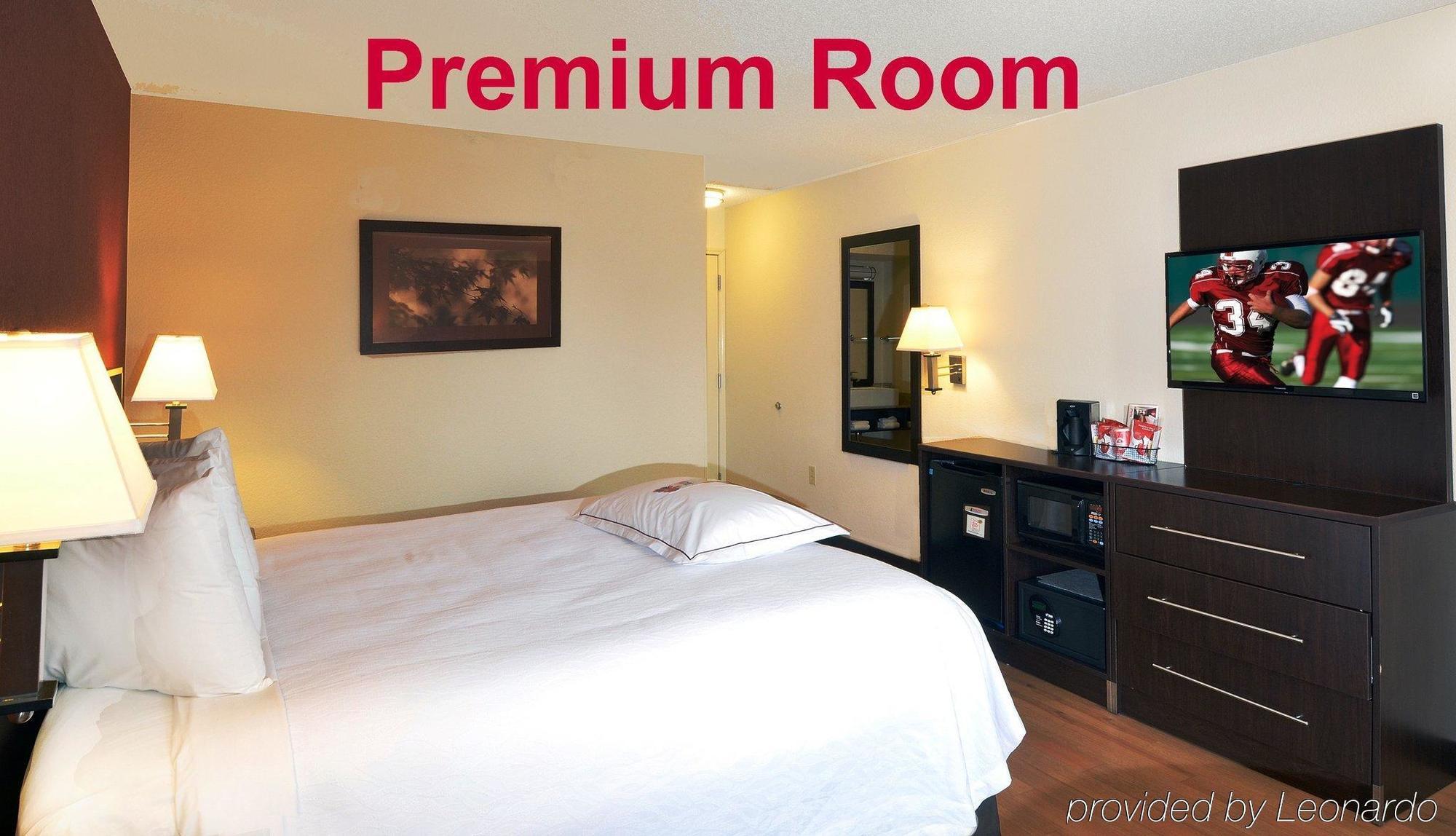 Red Roof Inn Plus+ & Suites Malone Exteriör bild